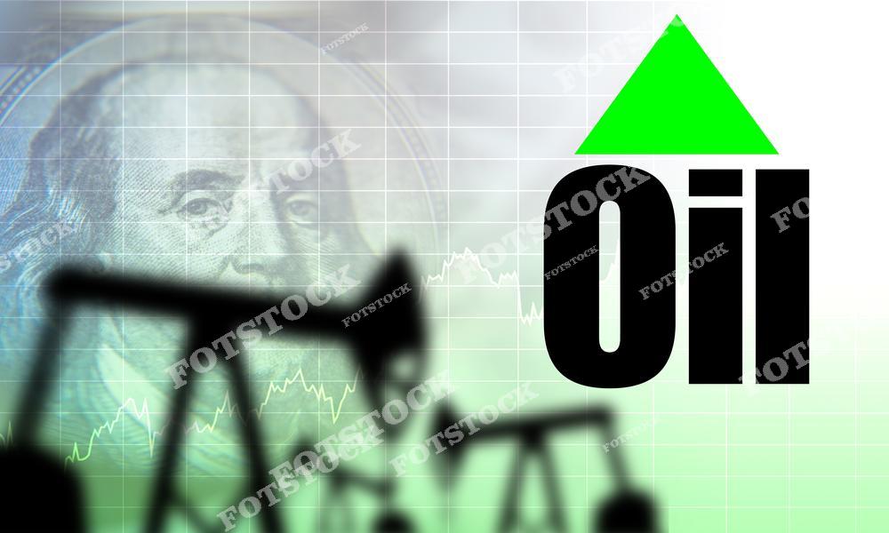 На изображении показано слово "Oil" с зелёной стрелкой вверх на фоне графика и силуэтов нефтяных качалок. Дополнением служит изображение купюры с портретом Бенджамина Франклина, подчёркивающее связь нефти с финансовым сектором. Фотография иллюстрирует рост цен на энергоносители и их влияние на мировую экономику.